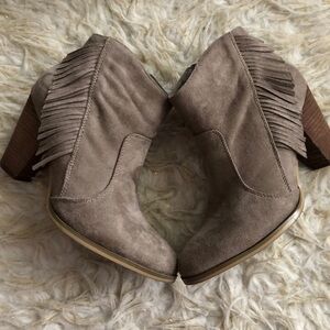 EUC Cato Fringe Taupe Tan Light Brown Size8 Faux Suede 3” Heel Ankle Boot/Bootie